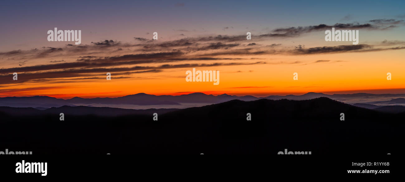 Sunrise on blue ridge mountains hi-res stock photography and images - Alamy