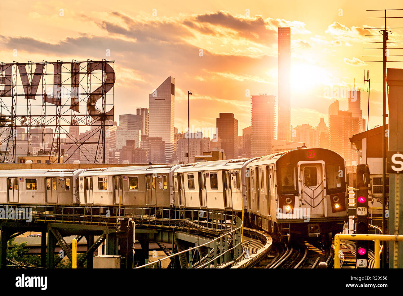 No. 7 Subway Train Long Island City, Queens, Queensboro Plaza, New York City Stock Photo