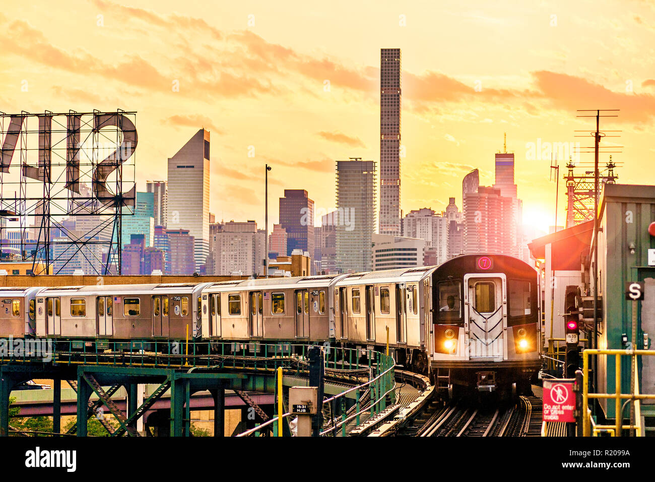No. 7 Subway Train Long Island City, Queens, Queensboro Plaza, New York City Stock Photo
