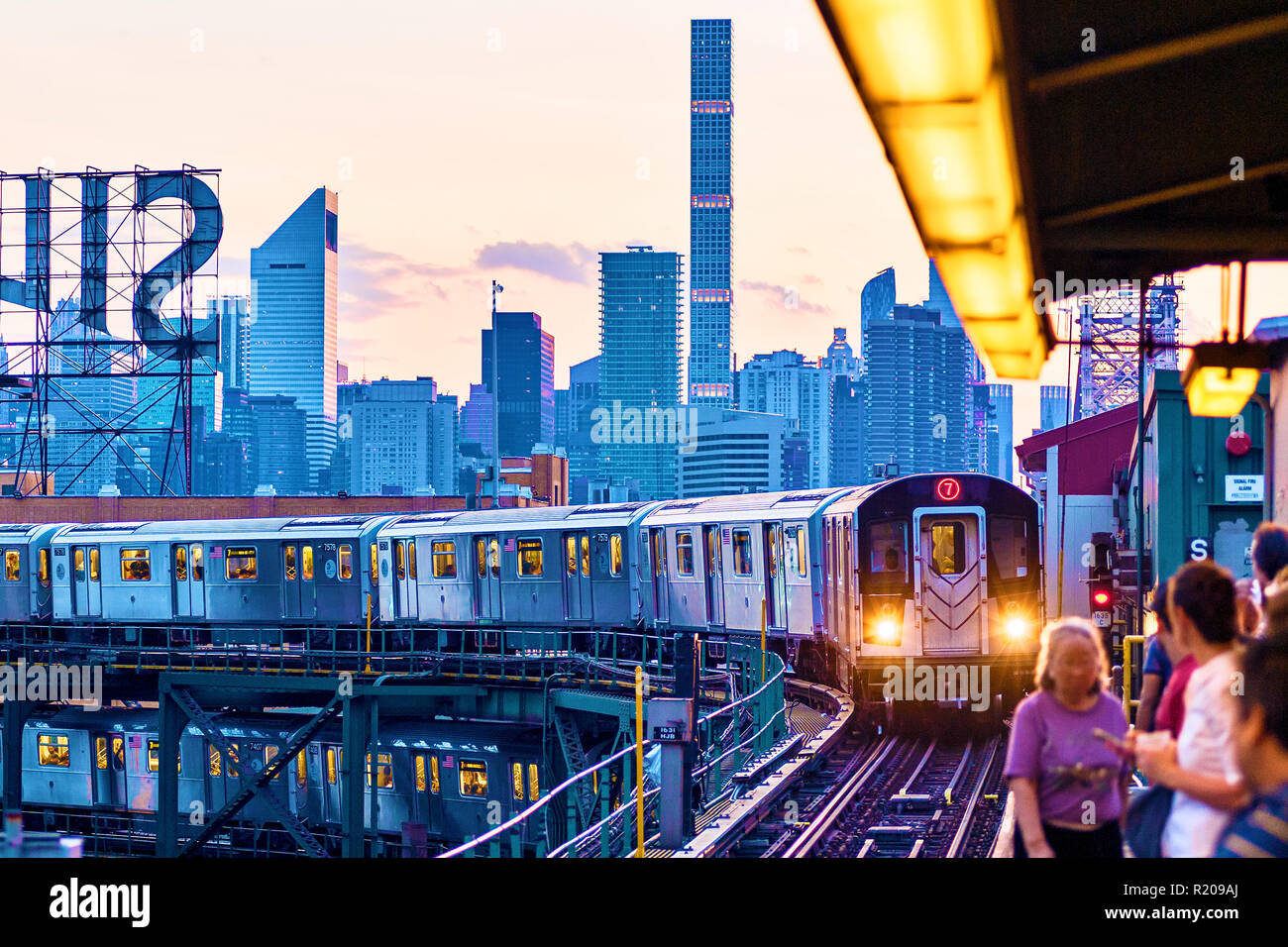 No. 7 Subway Train Long Island City, Queens, Queensboro Plaza, New York City Stock Photo