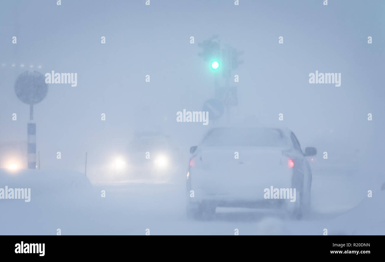 Traffic in snow storm hi-res stock photography and images - Alamy