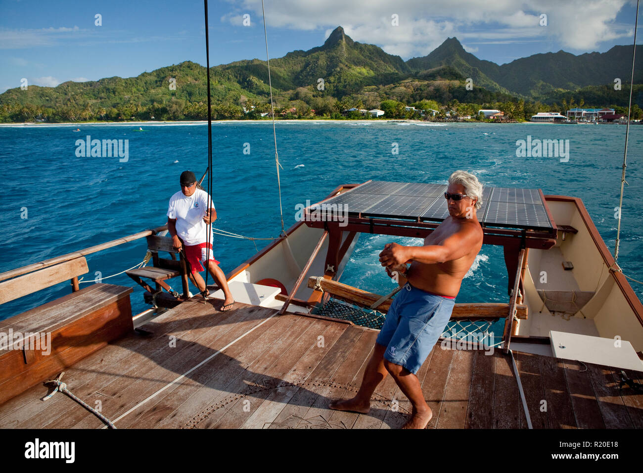 Master Navigator Tua Pittman aboard the Marumaru Atua, sailing out from Rarotonga in The Cook Islands. Stock Photo
