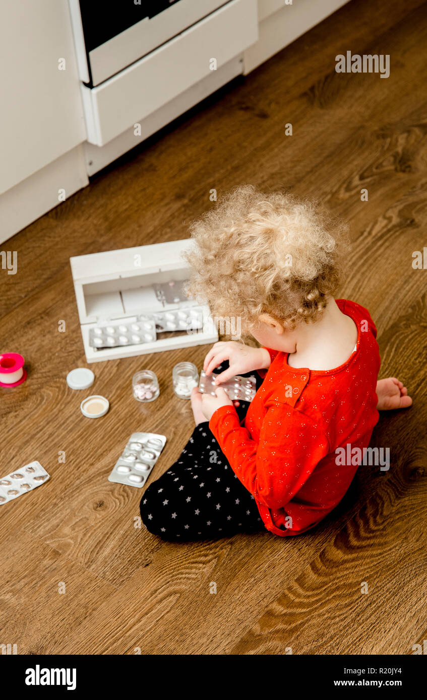 Medicine cabinet home hi-res stock photography and images - Alamy