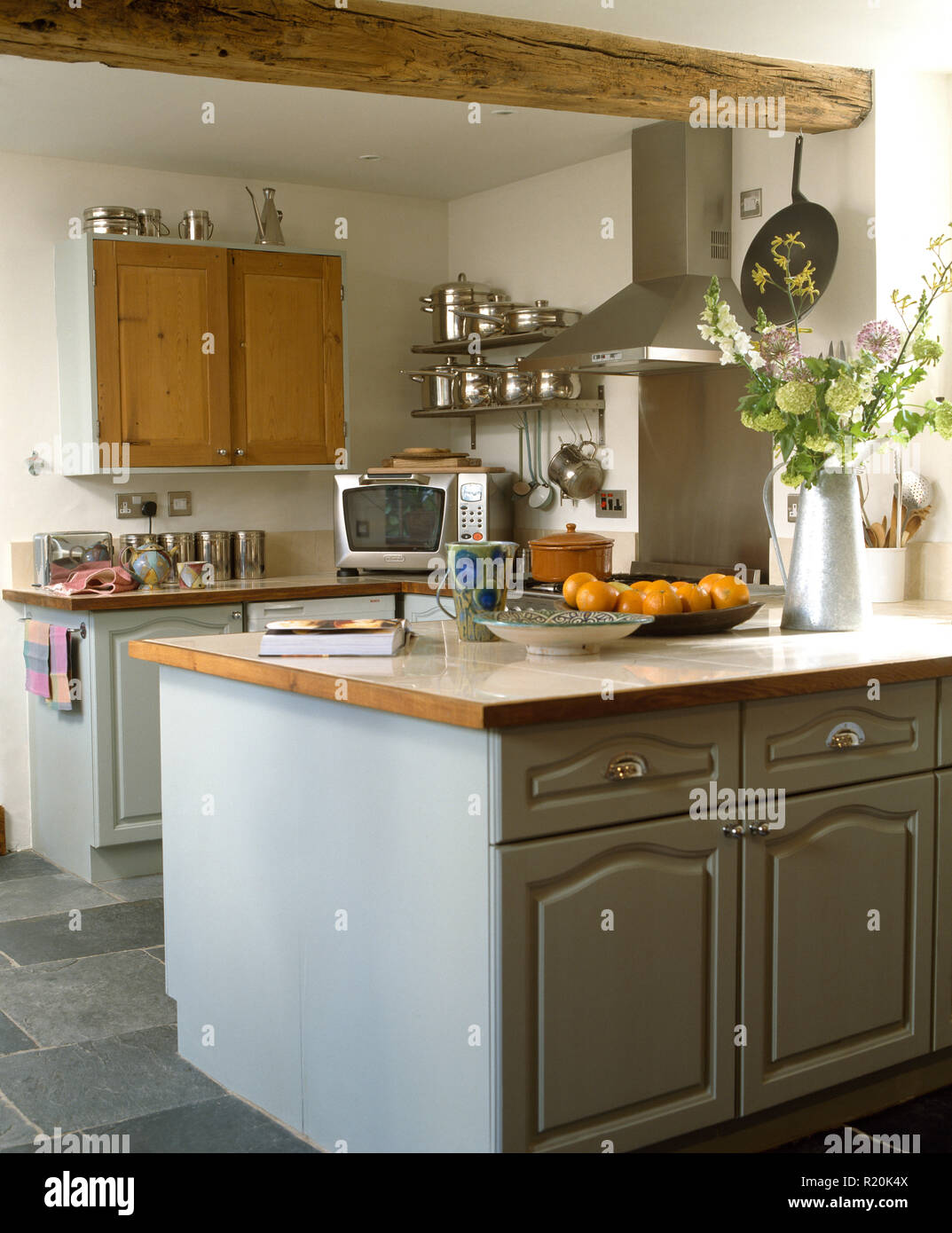 Pale grey peninsular unit in small kitchen Stock Photo
