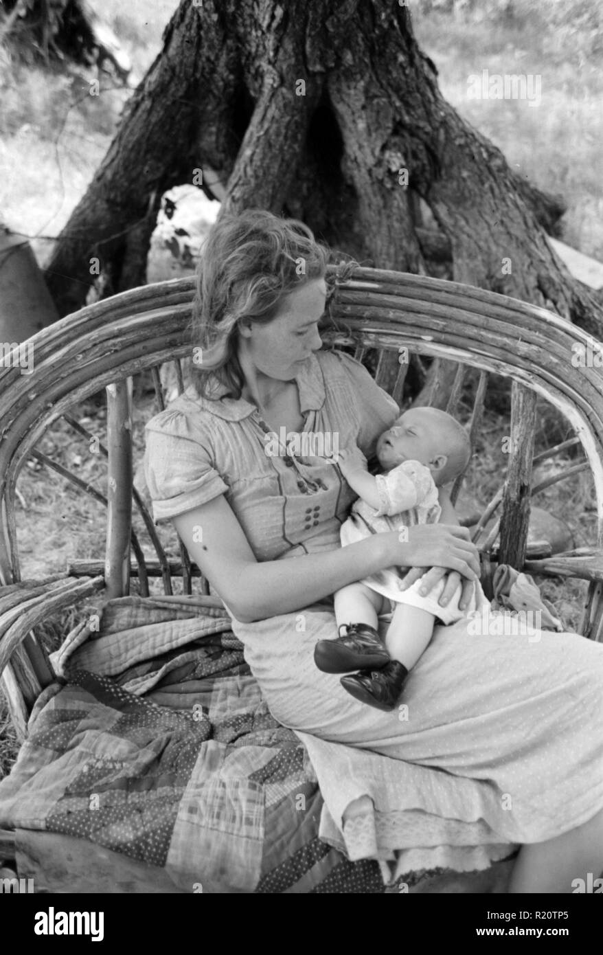 Photograph of a wife and child of a itinerant cane furniture maker and agricultural day labourer camped in Wagoner County, Oklahoma. Photographed by Russell Lee (1903 - 1986) Dated 1939 Stock Photo