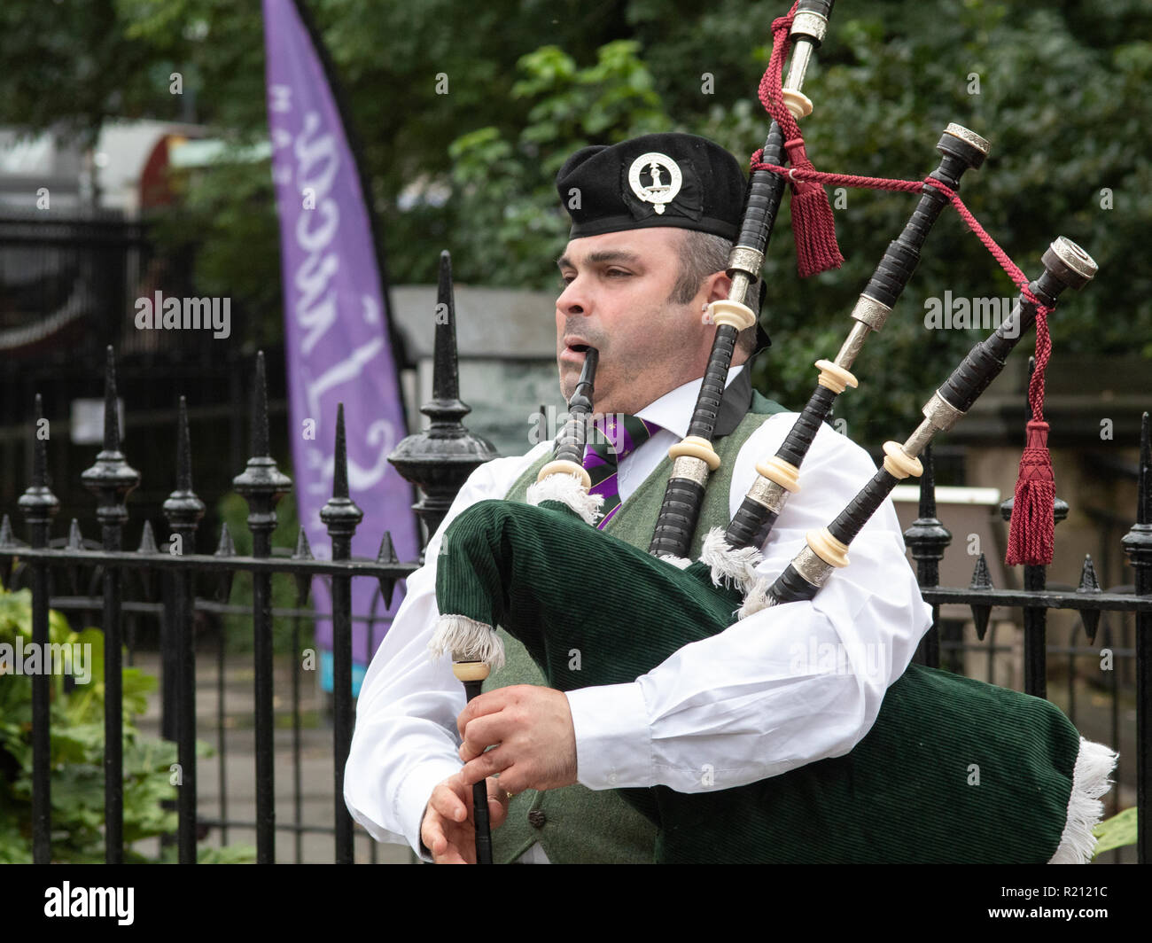 Bagpipe busker in edinburgh hires stock photography and images Alamy