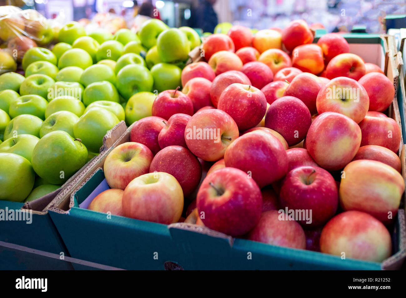 Apples in market hires stock photography and images Alamy
