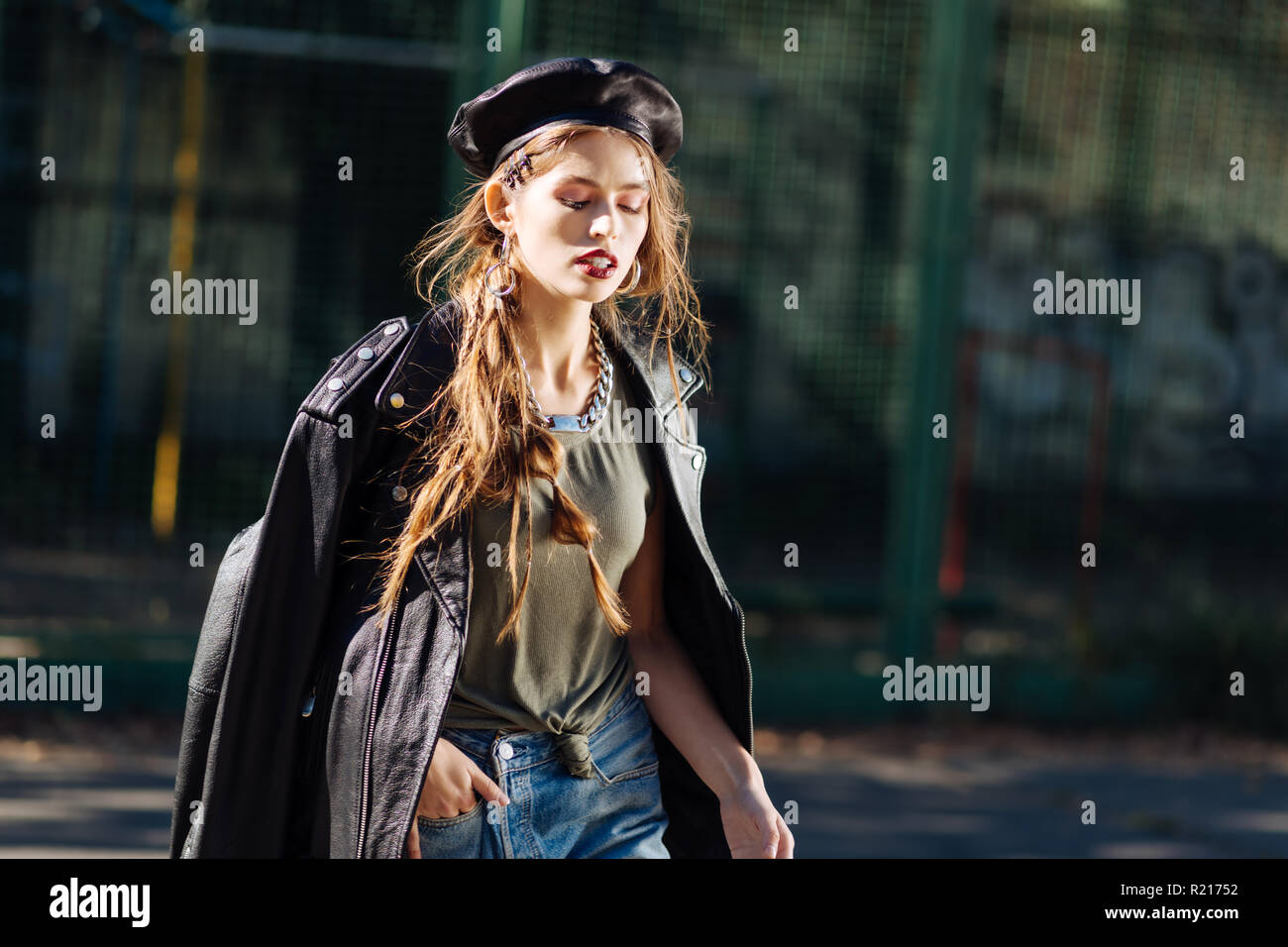 Woman wearing black beret hi-res stock photography and images - Alamy