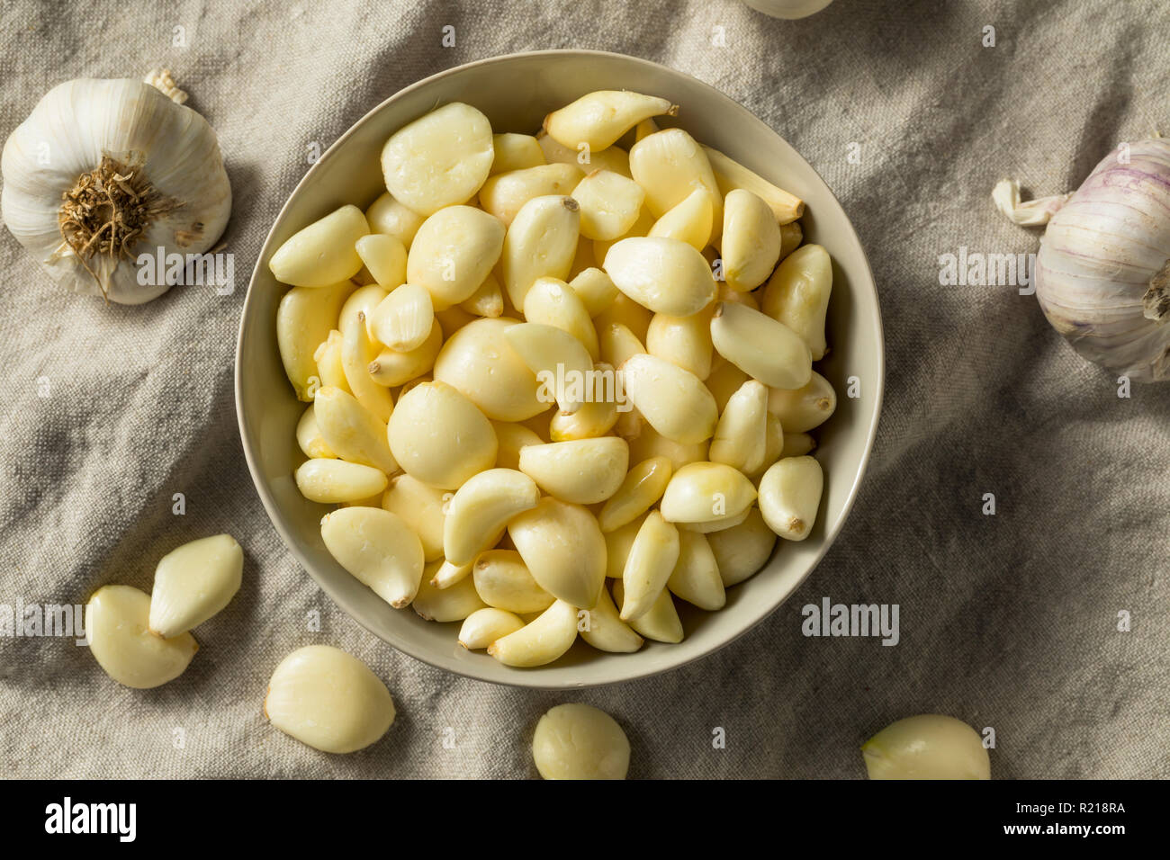 How to peel garlic hires stock photography and images Alamy