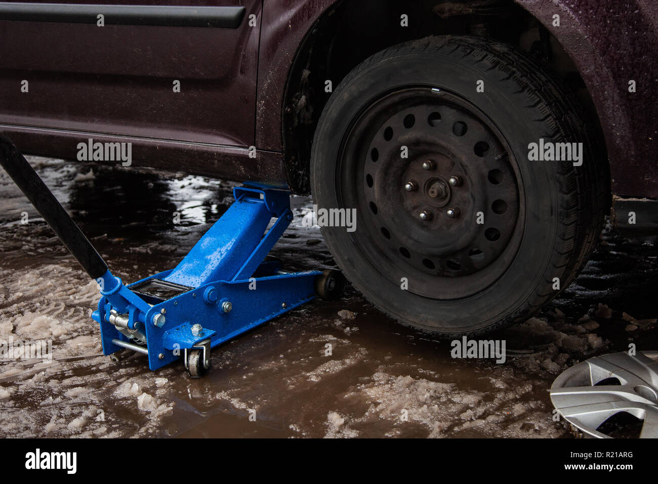 Car jack hires stock photography and images Alamy