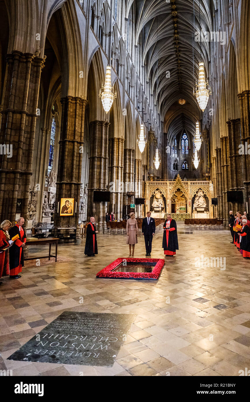 His Majesty King Willem-Alexander of the Netherlands, accompanied by Her Majesty Queen Maxima visit Westminster Abbey on Tuesday 23 October 2018 held at Westminster Abbey, London. Pictured: The King and Queen visit Westminster Abbey, where they laid a wreath at the Grave of the Unknown Warrior as prayers were said by the Dean. They were then taken on a short tour of the Abbey, which will included visiting the resting place of William and Mary. . Stock Photo