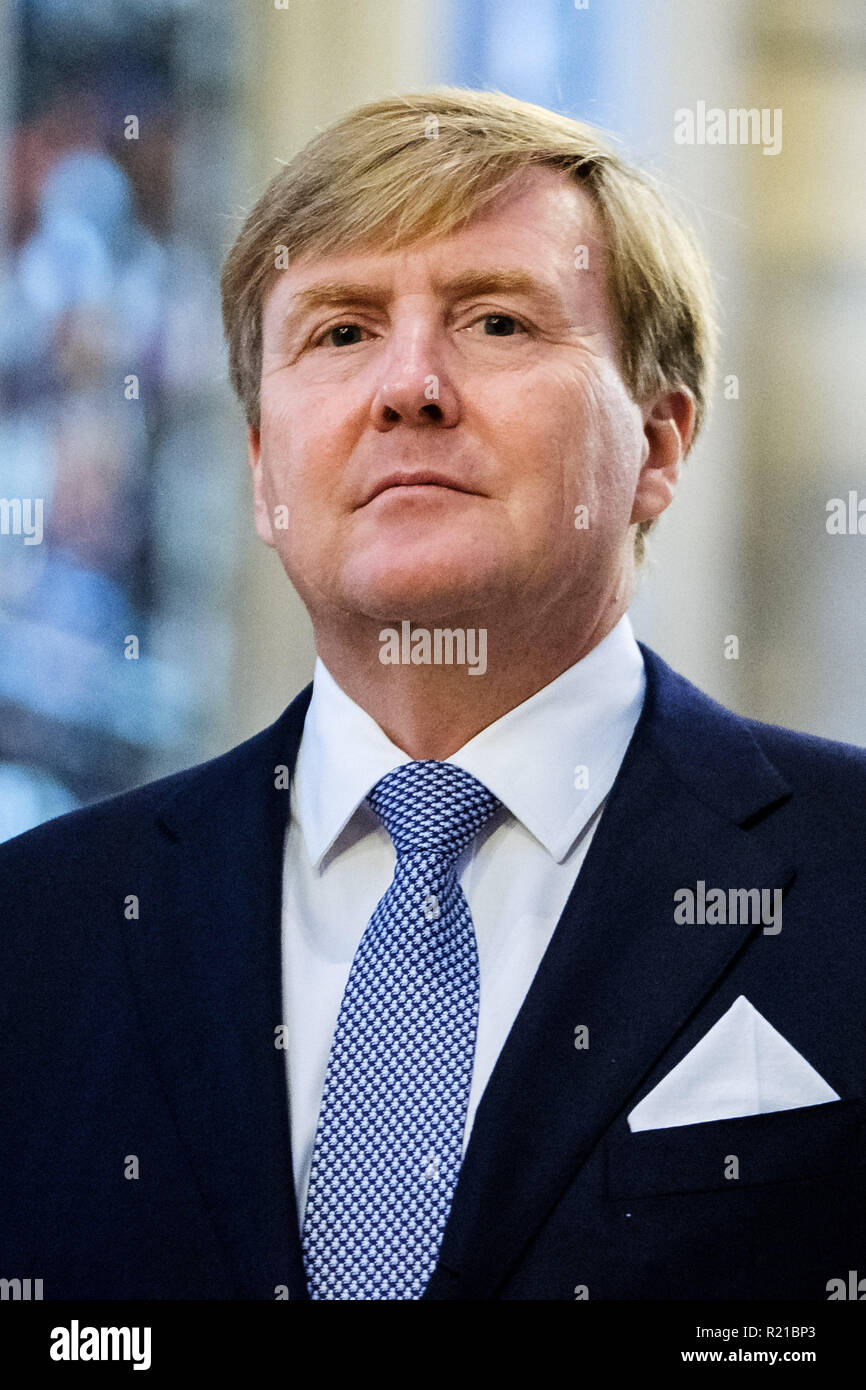 His Majesty King Willem-Alexander of the Netherlands, accompanied by Her Majesty Queen Maxima visit Westminster Abbey on Tuesday 23 October 2018 held at Westminster Abbey, London. Pictured: The King and Queen visit Westminster Abbey, where they laid a wreath at the Grave of the Unknown Warrior as prayers were said by the Dean. They were then taken on a short tour of the Abbey, which will included visiting the resting place of William and Mary. . Stock Photo
