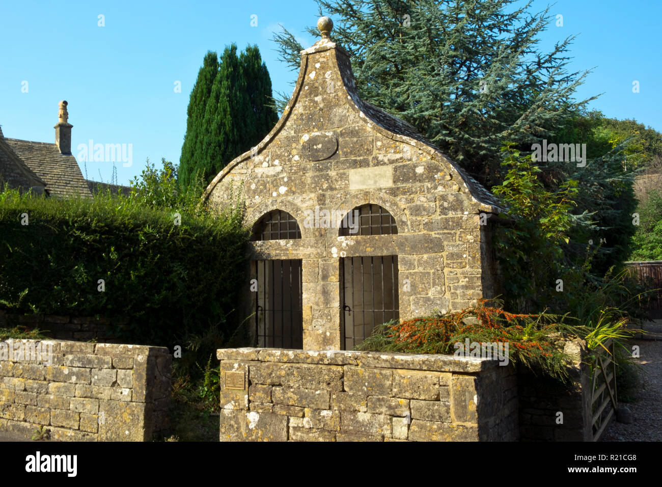 The Old Lock Up, Bisley, Cotswolds, Gloucestershire, UK. Built in 1824, a two-cell lock-up where drunks were kept overnight. Stock Photo