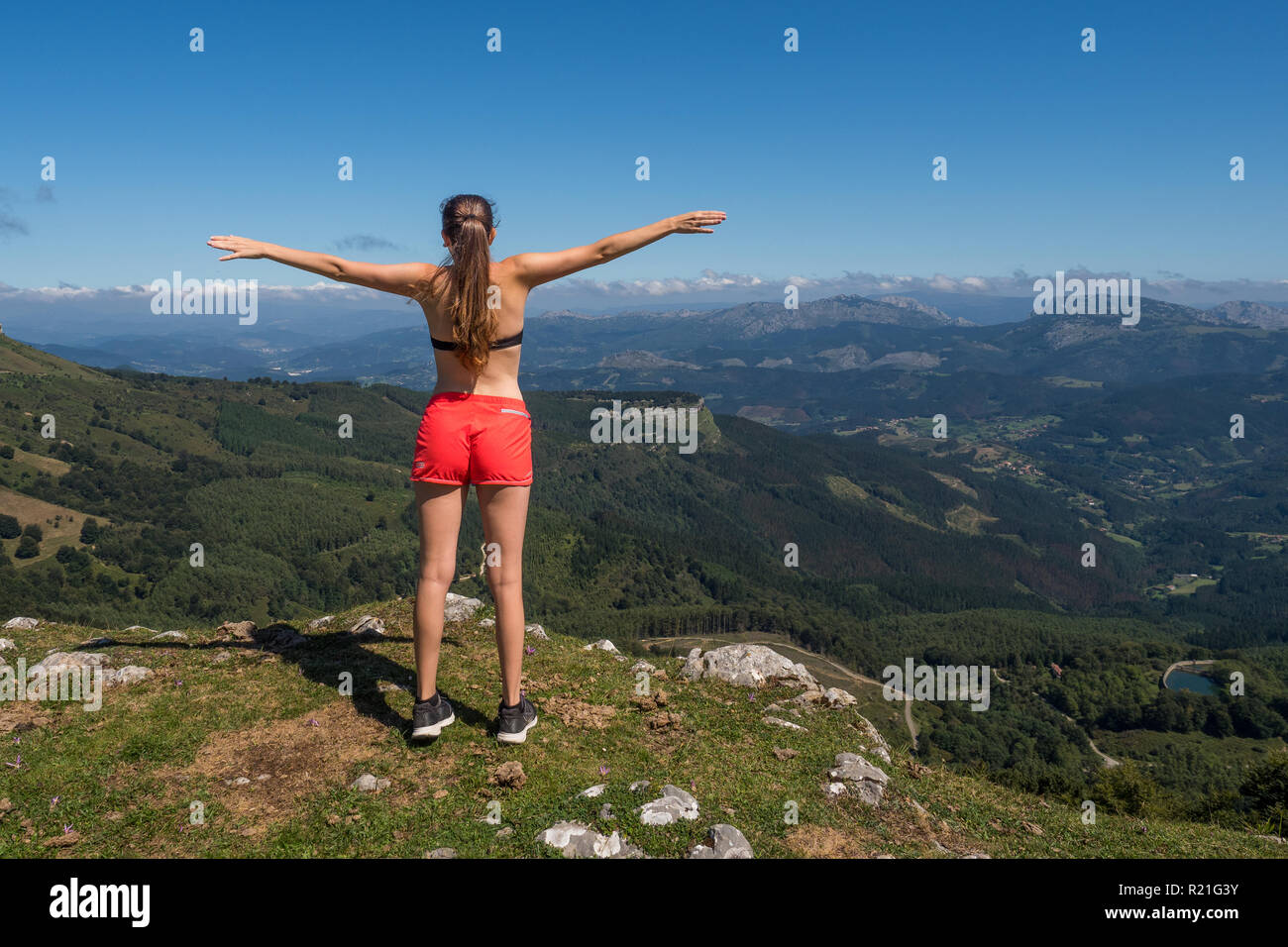 Girl with open arms hi-res stock photography and images - Alamy