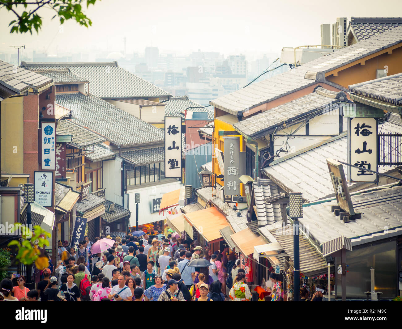 Shops, crowds, and tourists on Matsubara Dori (Matsubara Dori Street) near Kiyomizudera Temple in the Higashiyama district of Kyoto, Japan. Stock Photo