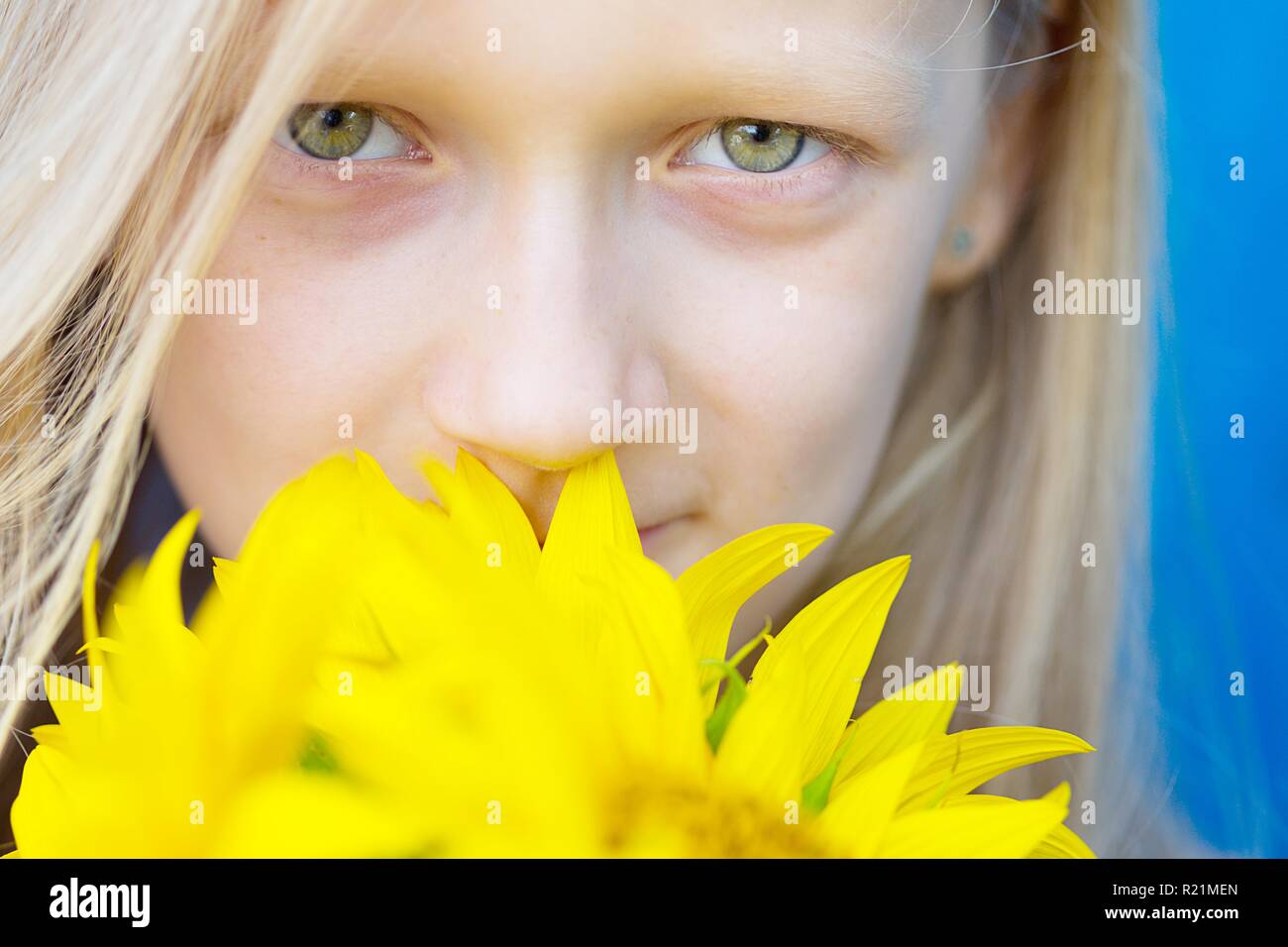 summer - portrait of a little smiling girl with a sunflower Stock Photo ...