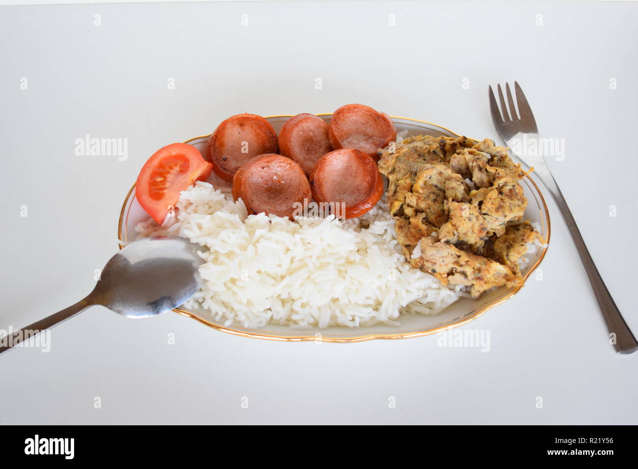 A freshly cooked breakfast of egg, Lyoner sausage, tomatoes and rice at Lety’s Transient Homes Baguio, B&B. Ein frisch zubereitetes Frühstück Stock Photo