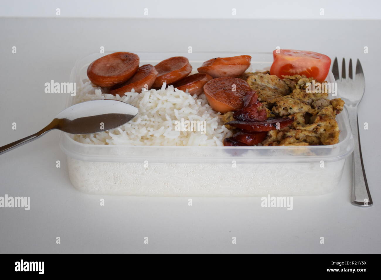 A freshly cooked breakfast of egg, Lyoner sausage, tomatoes and rice at Lety’s Transient Homes Baguio, B&B. Ein frisch zubereitetes Frühstück Stock Photo