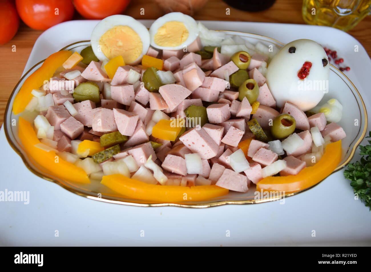 Wurst salat als frühstück mit lyoner, zwiebel, oliven und Gurken.   Sausage salad as a breakfast with lyoner, onion, olives and cucumbers. Stock Photo