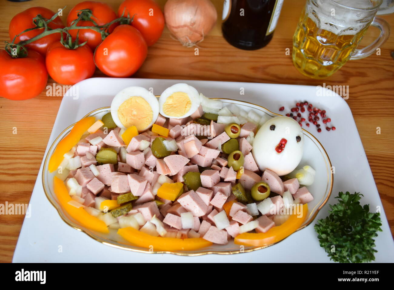 Wurst salat als frühstück mit lyoner, zwiebel, oliven und Gurken.   Sausage salad as a breakfast with lyoner, onion, olives and cucumbers. Stock Photo