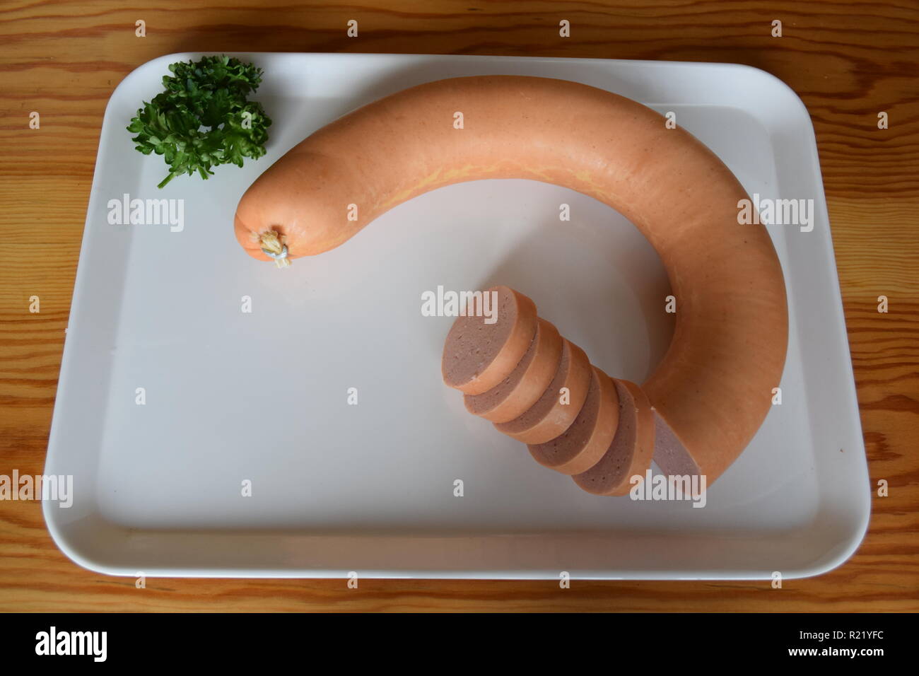 Wurst salat als frühstück mit lyoner, zwiebel, oliven und Gurken.   Sausage salad as a breakfast with lyoner, onion, olives and cucumbers. Stock Photo