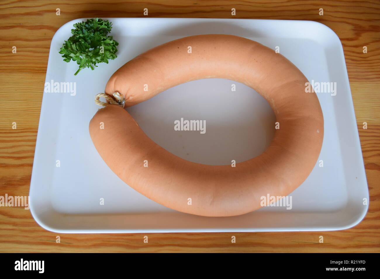 Wurst salat als frühstück mit lyoner, zwiebel, oliven und Gurken.   Sausage salad as a breakfast with lyoner, onion, olives and cucumbers. Stock Photo