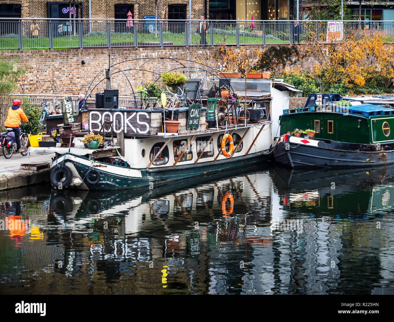 London Book Barge - The 'Word On The Water' floating bookshop on London's Regents Canal Towpath near Kings Cross Station. Stock Photo