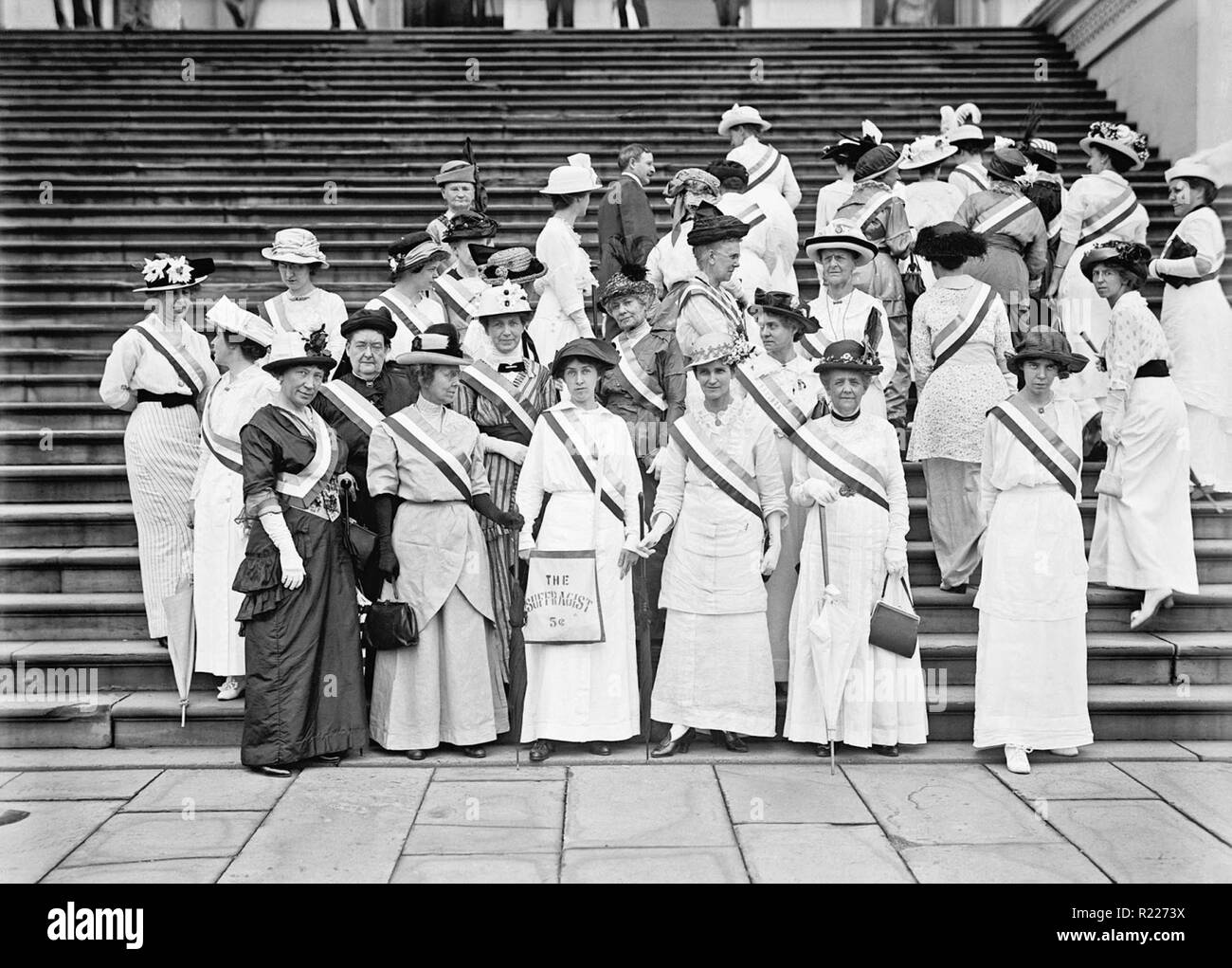 Frank Wheeler Mondell, Representative from Wyoming, with American suffragettes at the Capitol, Washington DC 1914 Stock Photo