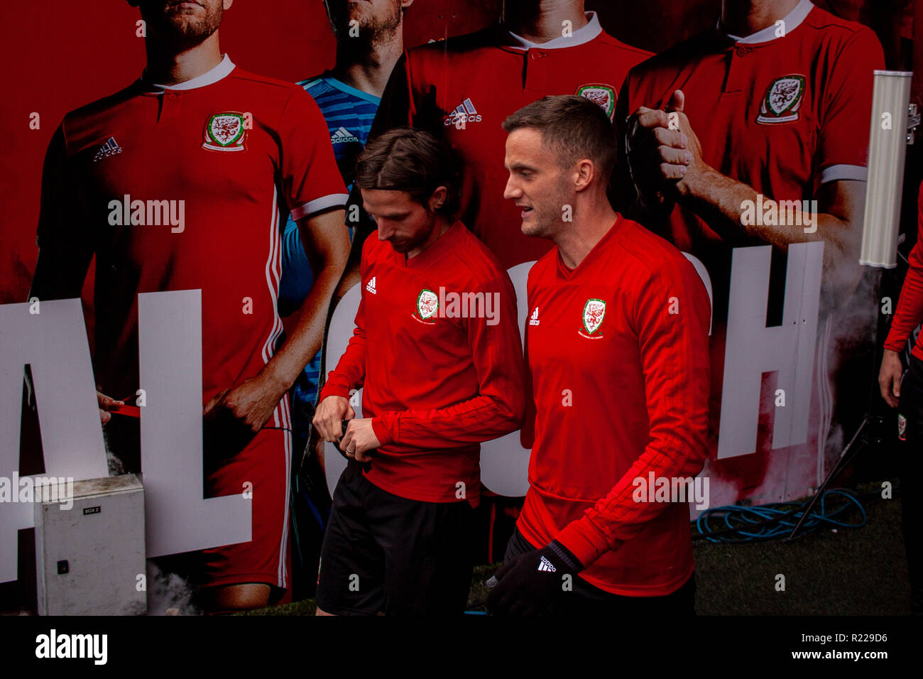 Cardiff, Wales. 15th November, 2018. Wales midfielders Joe Allen & Andy King train at the Cardiff City Stadium  ahead of their upcoming international matches against Denmark & Albania.  Lewis Mitchell/YCPD. Credit: Lewis Mitchell/Alamy Live News Stock Photo