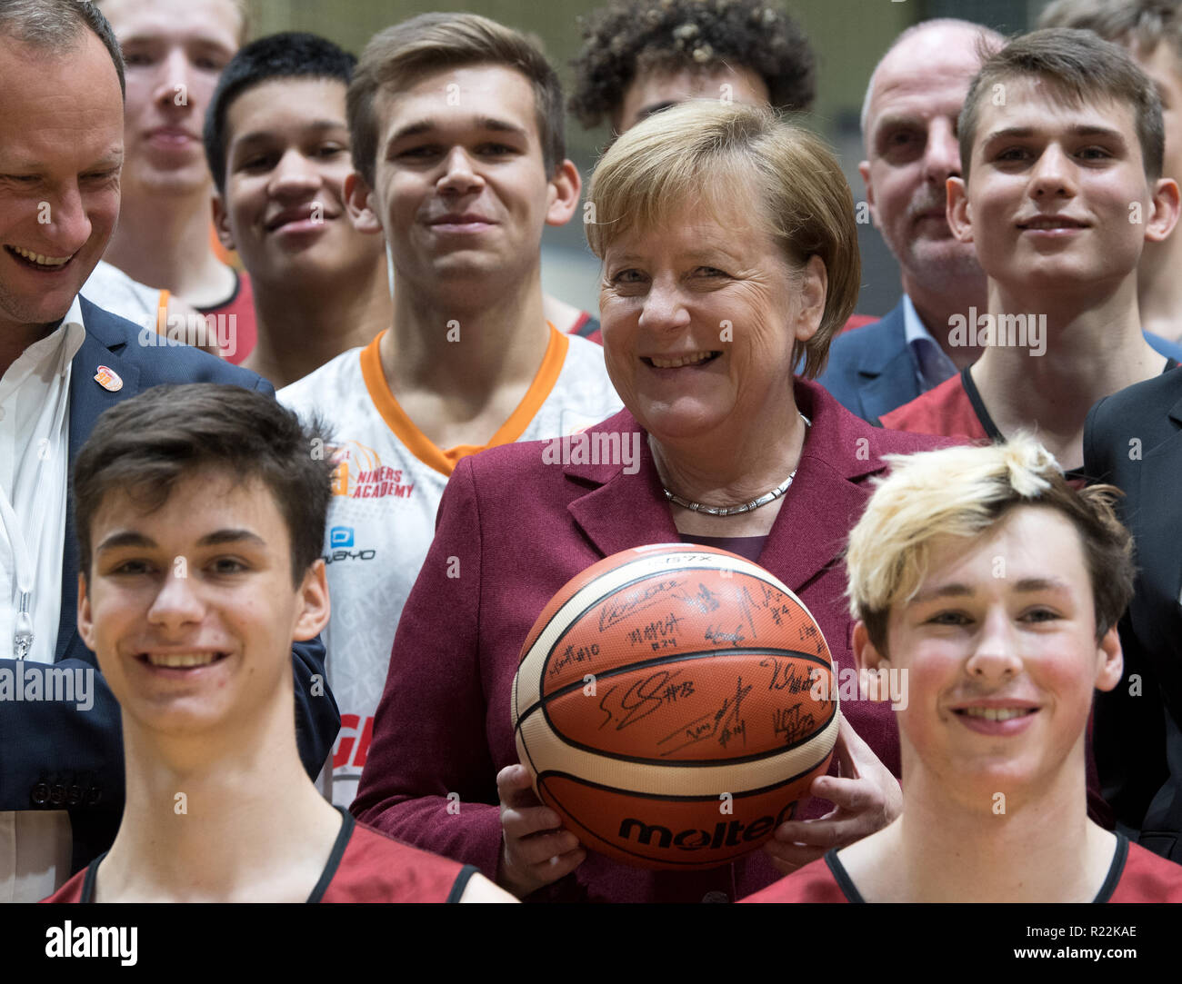 Chemnitz, Germany. 16th Nov, 2018. Federal Chancellor Angela Merkel (CDU)  and Steffen Herold (l), Managing Director of Niners, talk to young players  during the training of the junior team of the basketball