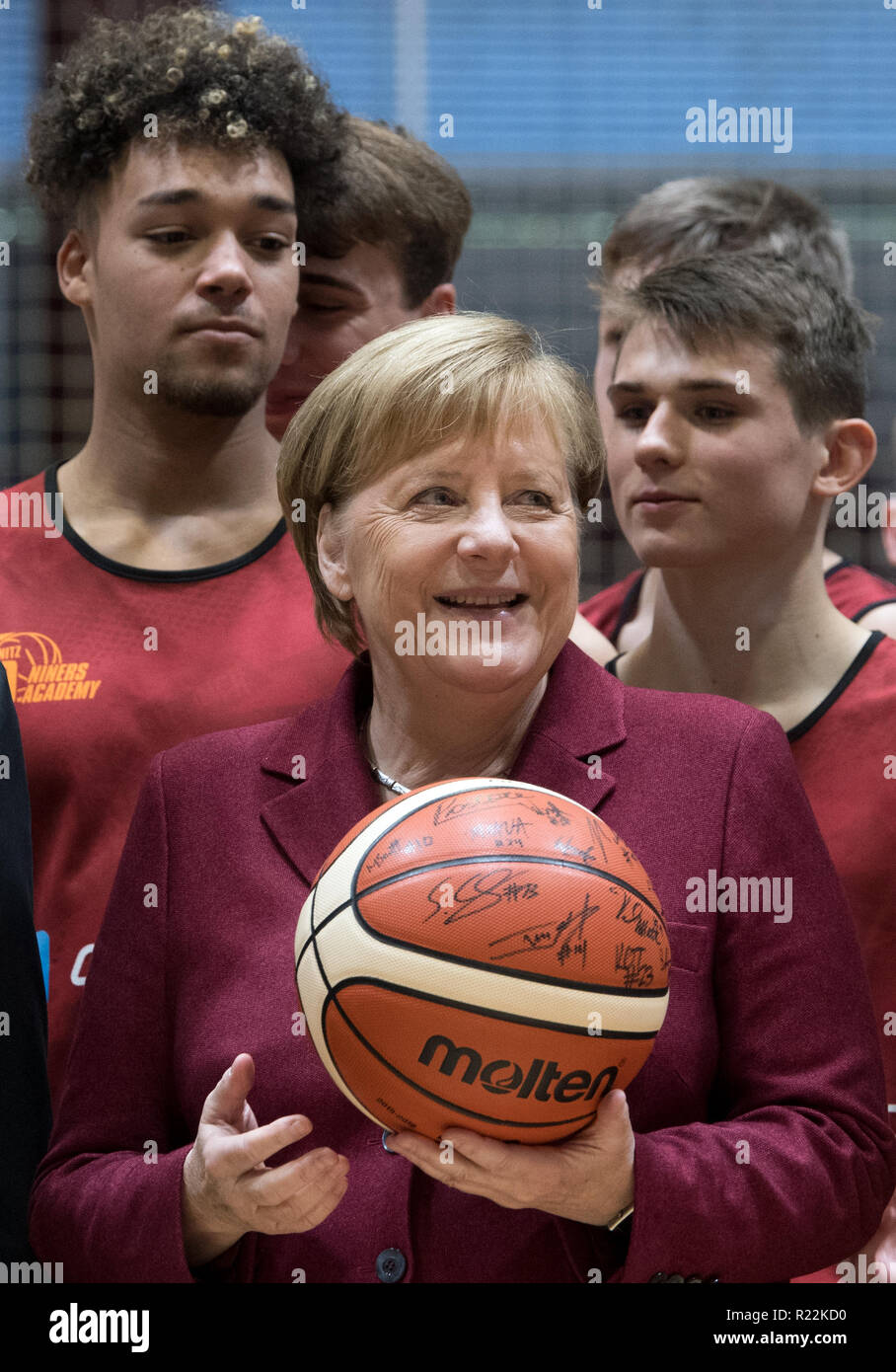 Chemnitz, Germany. 16th Nov, 2018. Federal Chancellor Angela Merkel (CDU)  talks to young players during the training of the junior team of the second  division basketball team Niners Chemnitz. A meeting with