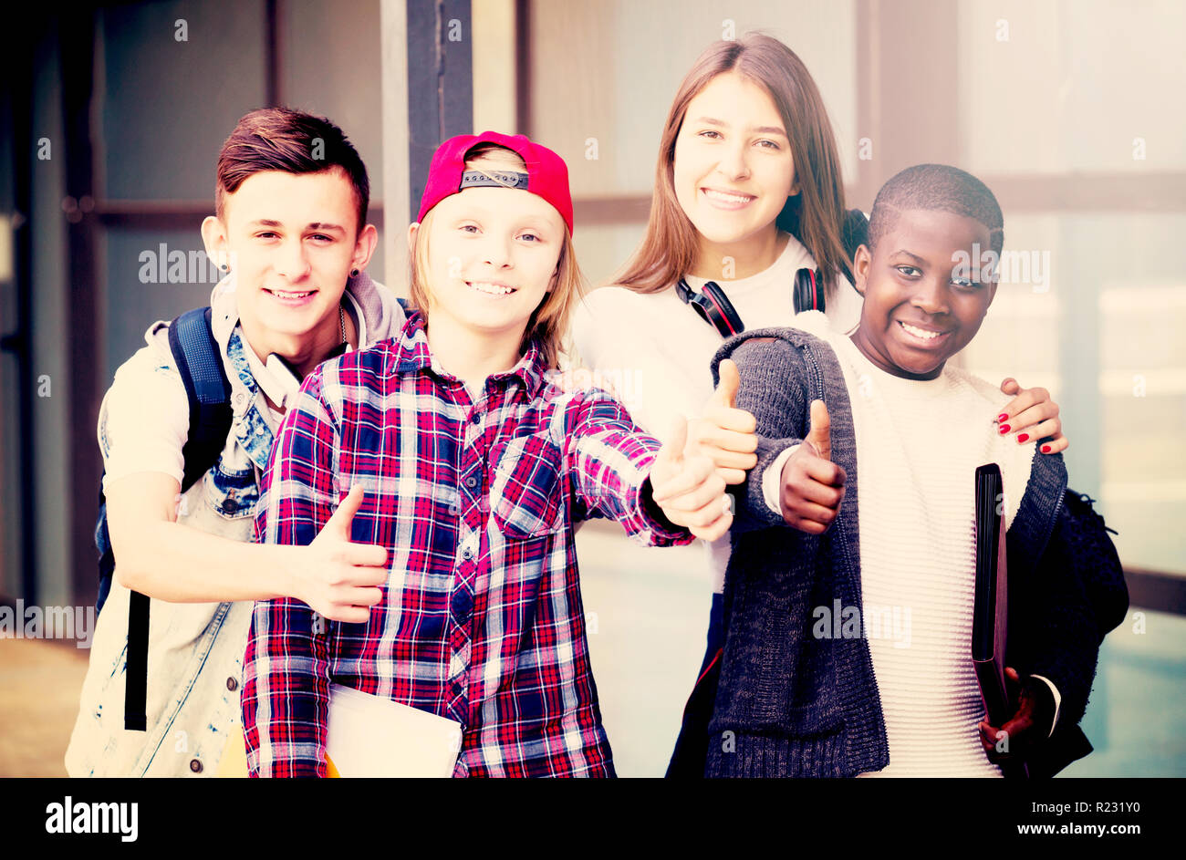 Teens group listening music hi-res stock photography and images - Alamy