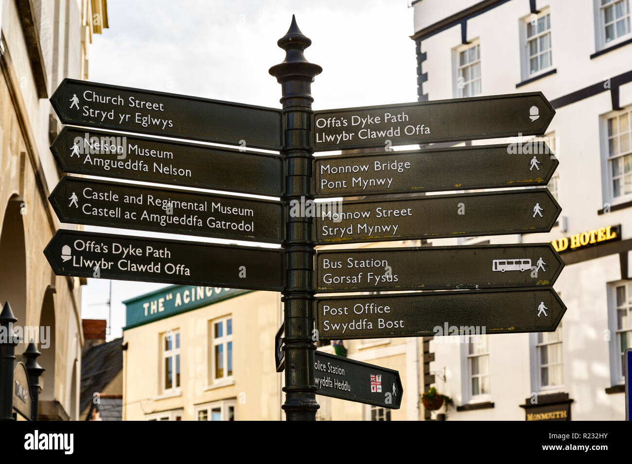 Bilingual finger style signpost in Agincourt Square, Monmouth, with directions to Offa's Dyke Path and other places of interest in Welsh and English Stock Photo