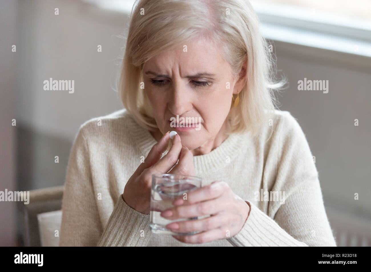 Деменция у пожилых. Врач и пациент. Женщина 50+ похудение. Болезнь паркинсона фото. Пожилая женщина.