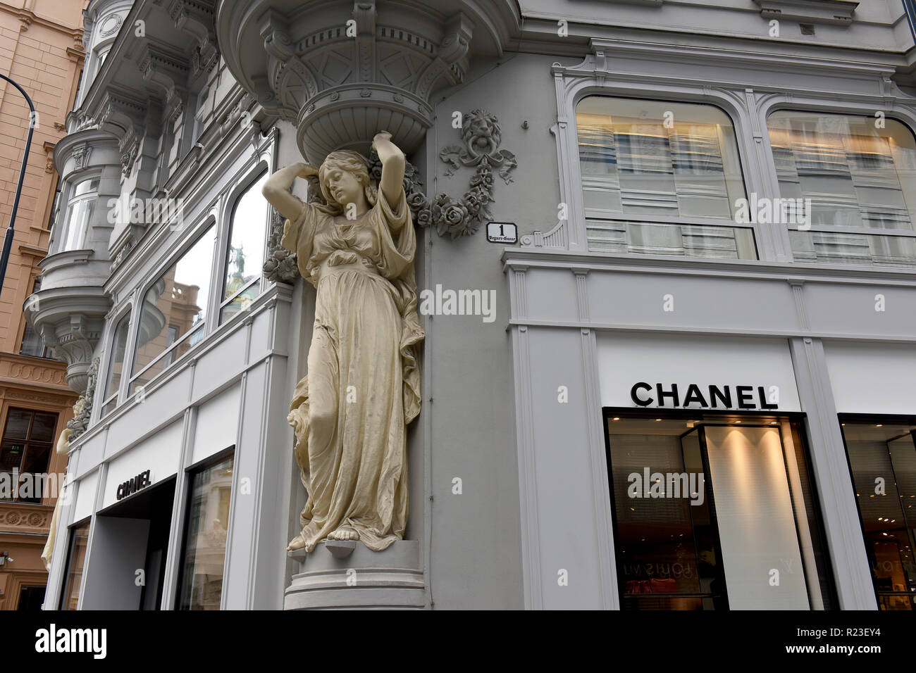 Moderat ebbe tidevand trug Chanel shop store on Bognergasse in Vienna, Austria Stock Photo - Alamy