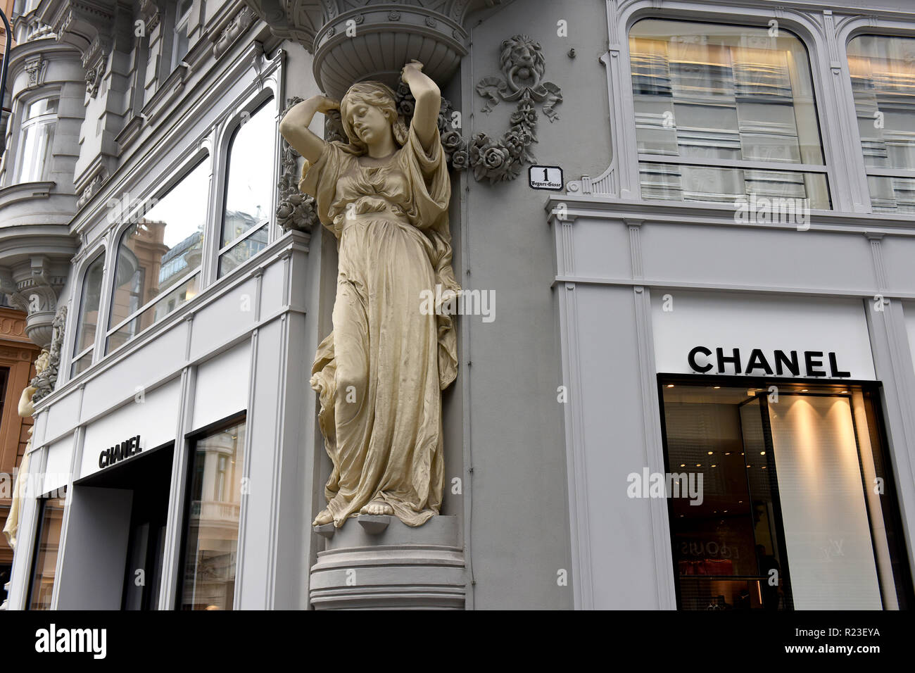 Moderat ebbe tidevand trug Chanel shop store on Bognergasse in Vienna, Austria Stock Photo - Alamy