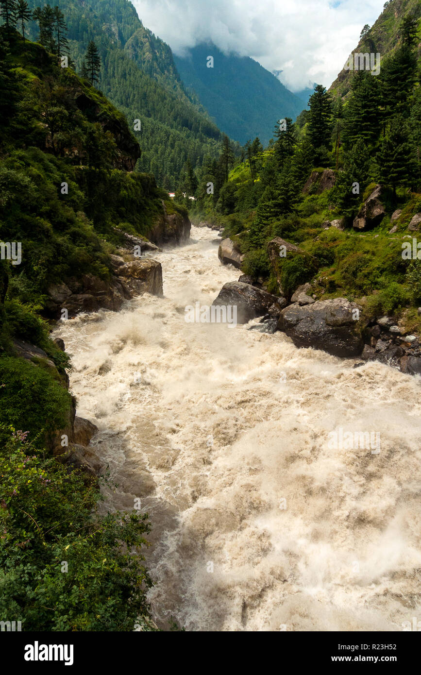 India, Himachal Pradesh, Kasol: Parvati river from a bridge in the village of Kasol Stock Photo