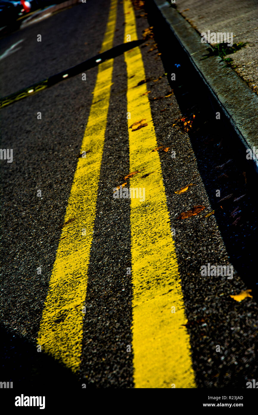 Broken yellow line hires stock photography and images Alamy