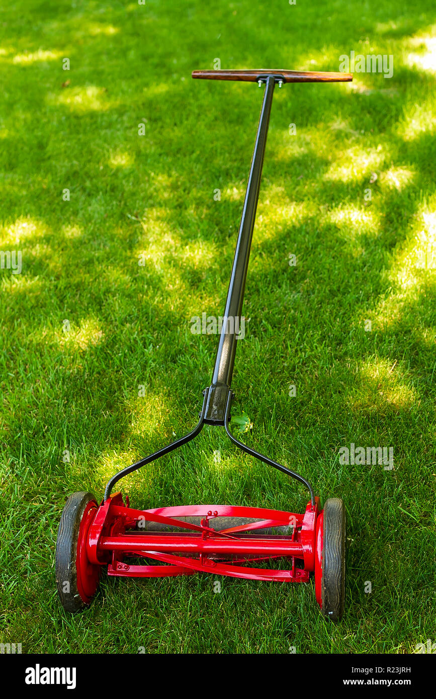 Hand push lawnmower hi-res stock photography and images - Alamy