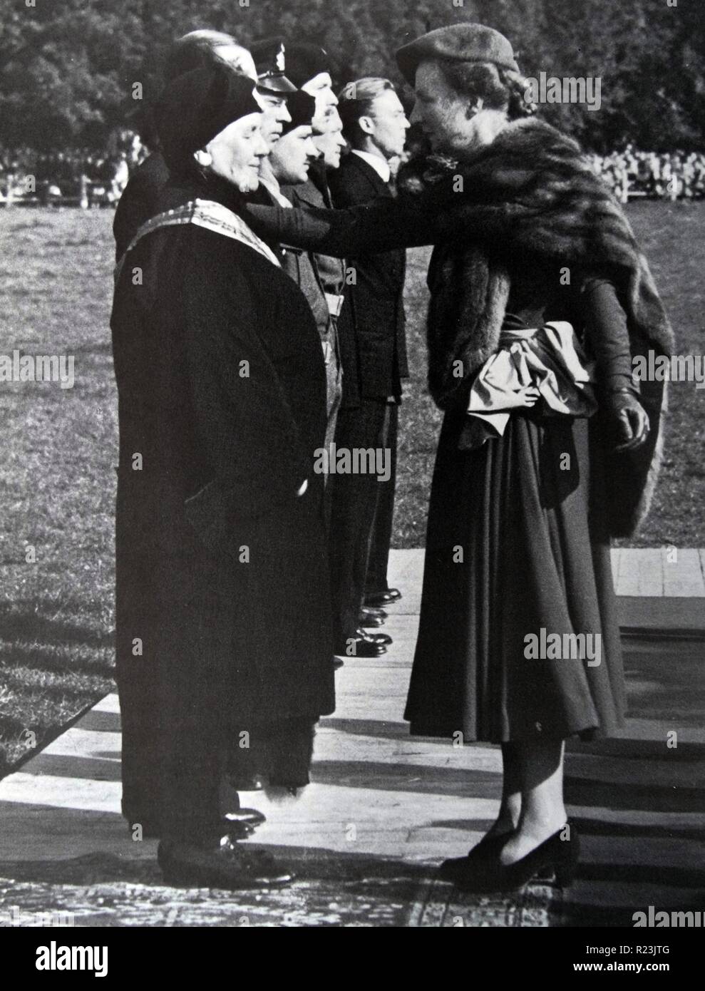 Queen Juliana greets her mother Queen Wilhelmina of the Netherlands 1950 Stock Photo