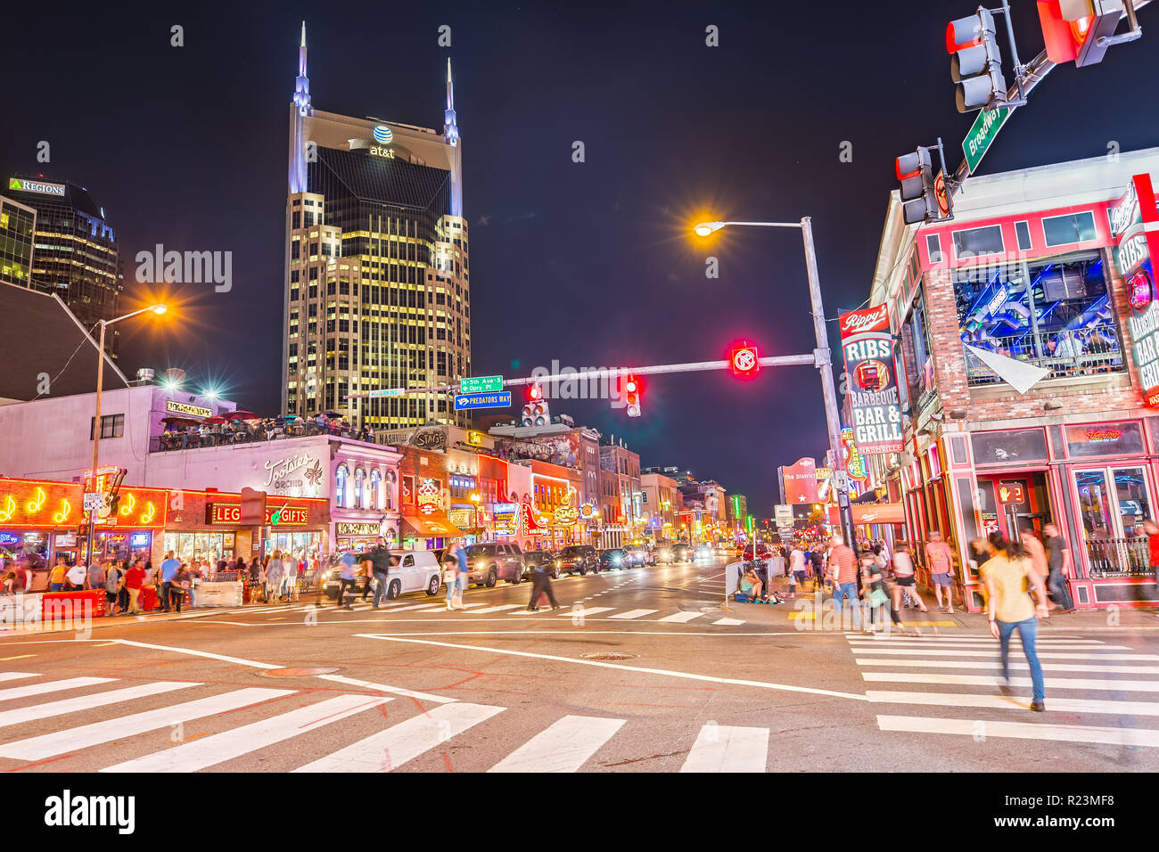 Broadway street at dusk in downtown nashville hires stock photography