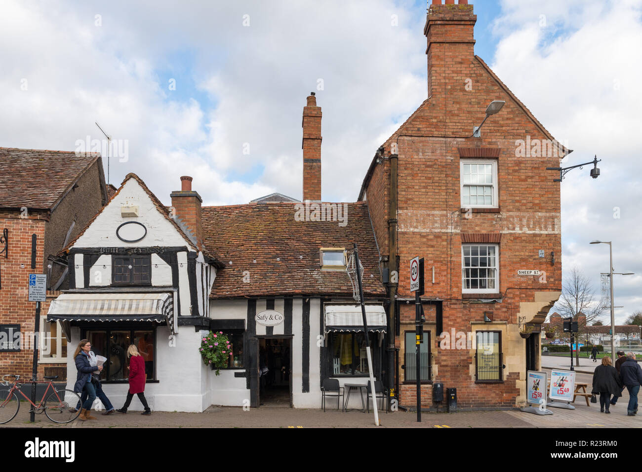 Shops in old buildings on the corner of Sheep Street in Stratford-upon-Avon, Warwickshire Stock Photo