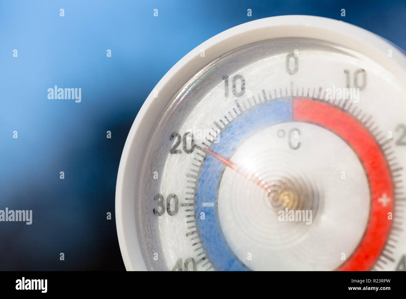 https://c8.alamy.com/comp/R23RPW/outdoor-thermometer-with-celsius-scale-showing-severe-freezing-temperature-cold-winter-weather-concept-R23RPW.jpg
