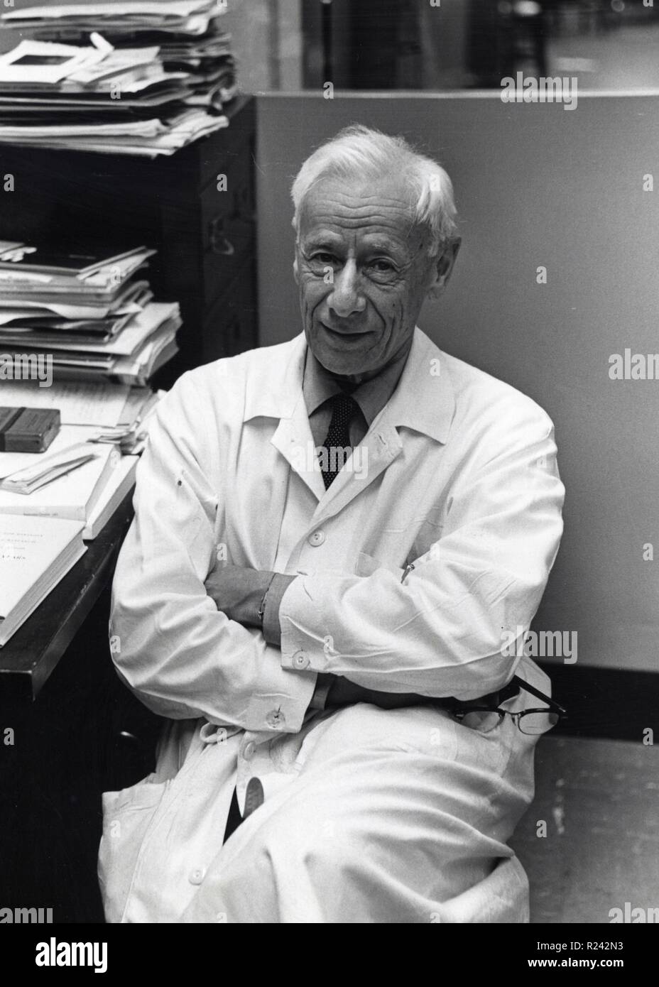 Michael Heidelberger in his New York University School of Medicine office 1968. Michael Heidelberger (1888 - 1991) American immunologist who is regarded as the father of modern immunology Stock Photo