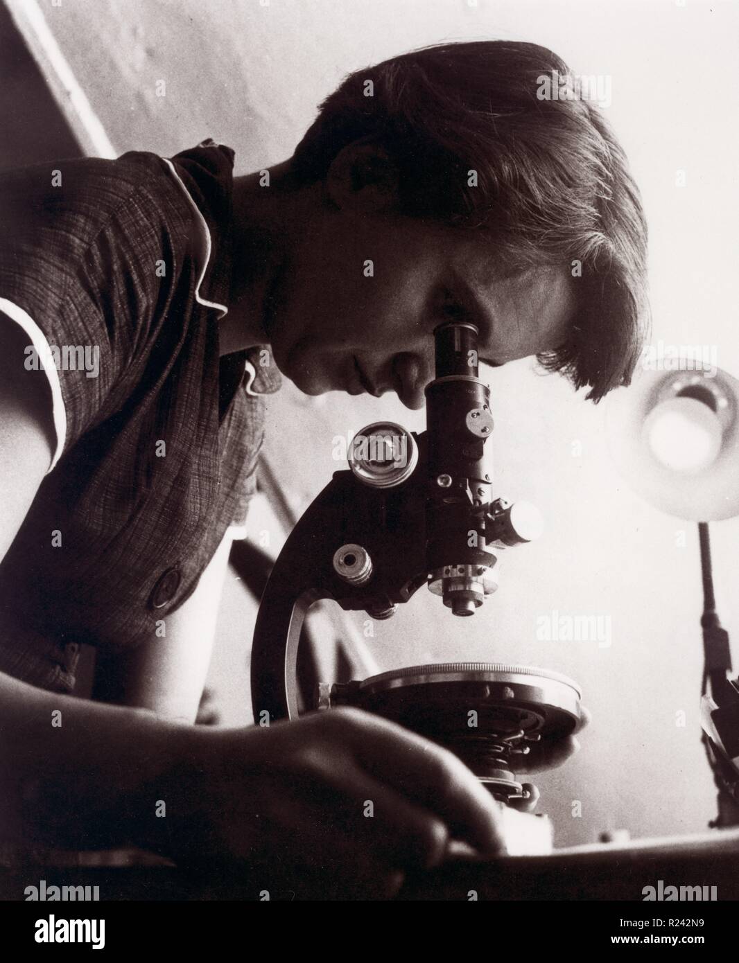 Rosalind Elsie Franklin (1920-1958) was a British chemist and crystallographer who is best known for her role in the discovery of the structure of DNA. 1955 Stock Photo
