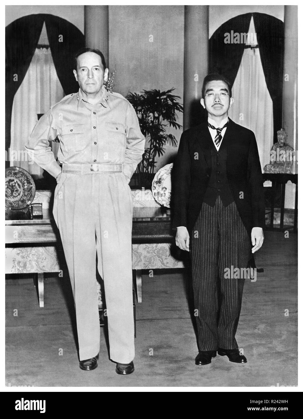 General Douglas MacArthur with Japanese Emperor Hirohito 1945 Stock Photo