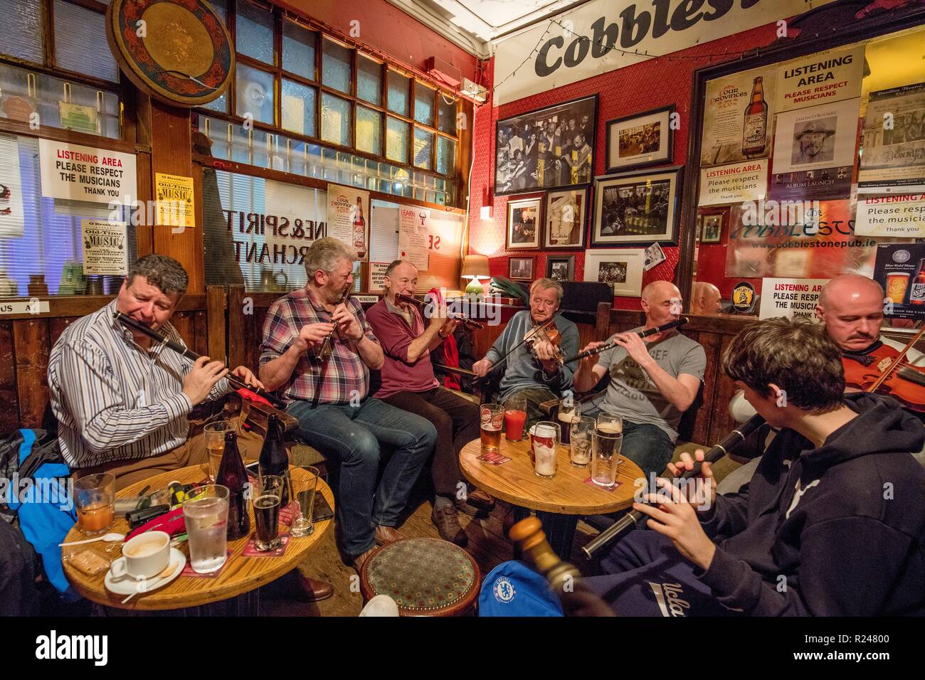 Cobblestone pub dublin music hires stock photography and images Alamy