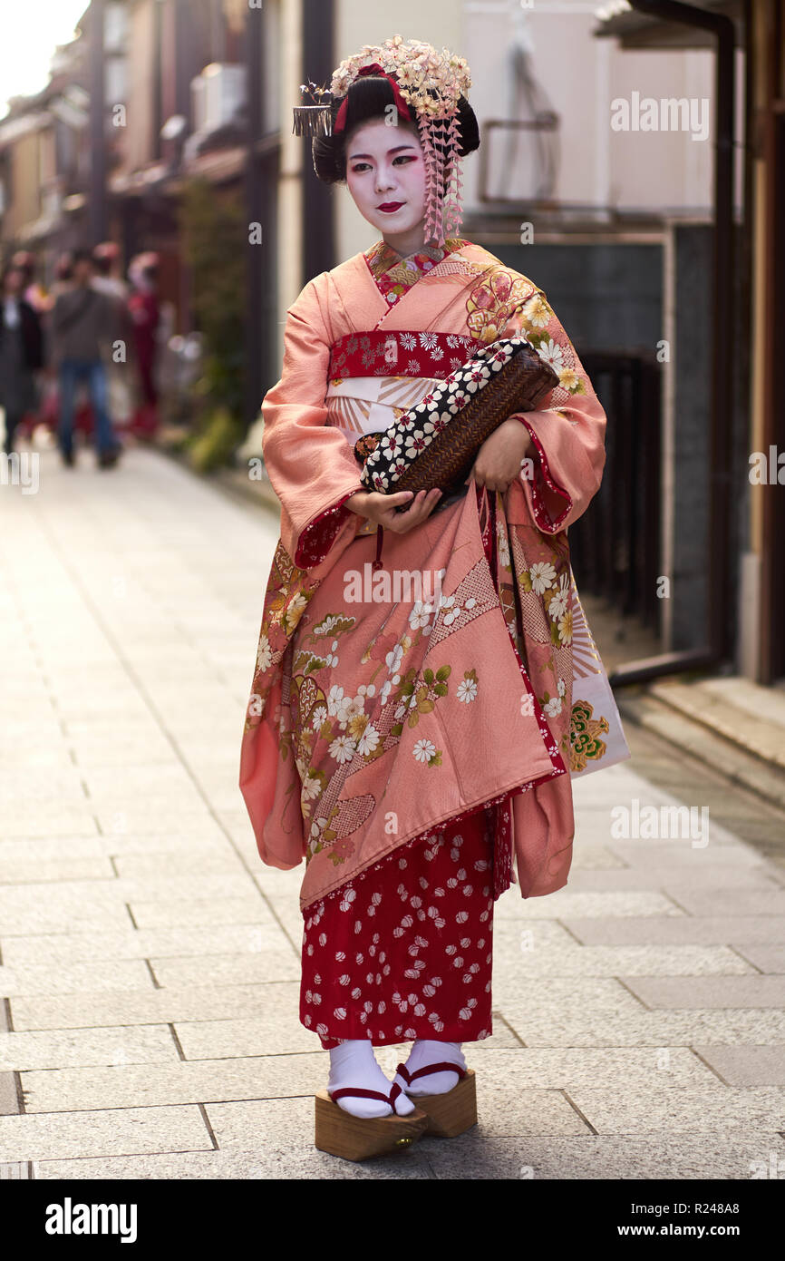 Geisha wearing a kimono in Gion, Kyoto, Asia Stock Photo - Alamy