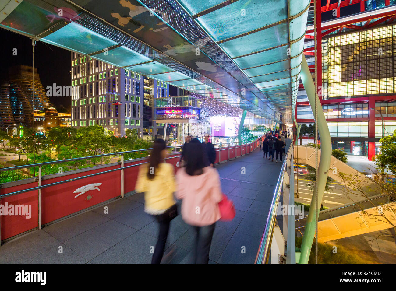 Xinyi downtown district, pedestrian bridge in the prime shopping and financial district, Taipei, Taiwan, Asia Stock Photo