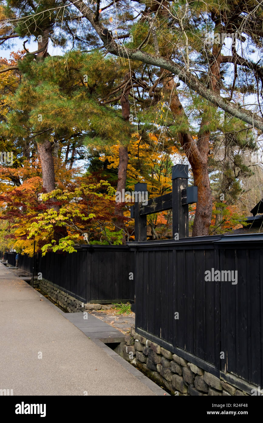 Traditional old Japanse black wood fencing along Bukeyashiki street in ...
